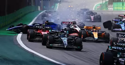 Sergio "Checo" Prez y Fernando Alonso protagonizaron una intensa batalla por el