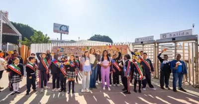 Gobernadora y alcaldesa reciben a ni�a siria Amal en El Chaparral