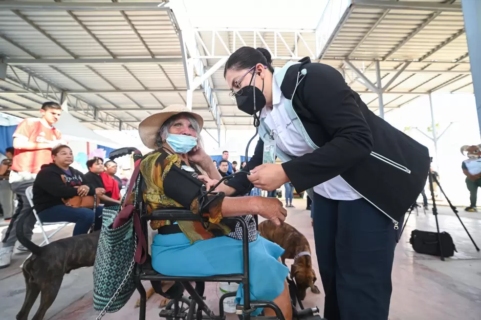 Brigada de salud y servicios en Mexicali