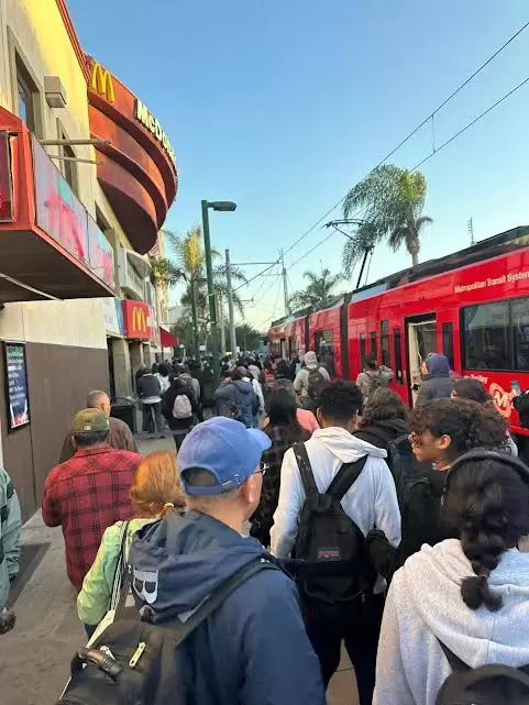 Aumentan las filas en cruces peatonales de San Diego a Tijuana