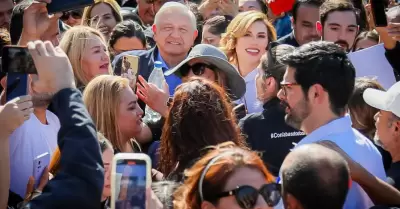 Reciben AMLO y Marina del Pilar cari�o de la ciudadan�a en caseta de Tecate