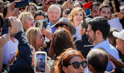 Reciben AMLO y Marina del Pilar cari�o de la ciudadan�a en caseta de Tecate