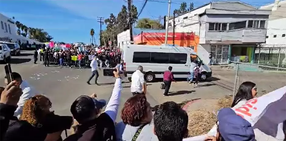 Personas buscaron ser atendidas por AMLO en Tijuana