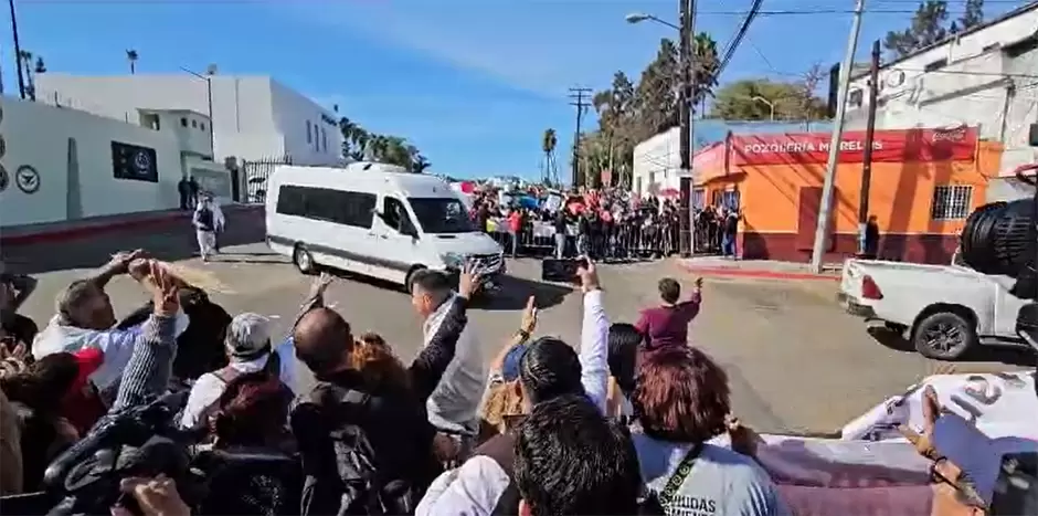 Personas buscaron ser atendidas por AMLO en Tijuana