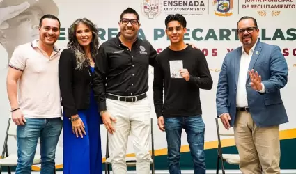 Entrega Armando Ayala precartillas del SMN para la Clase 2005 y Remisos