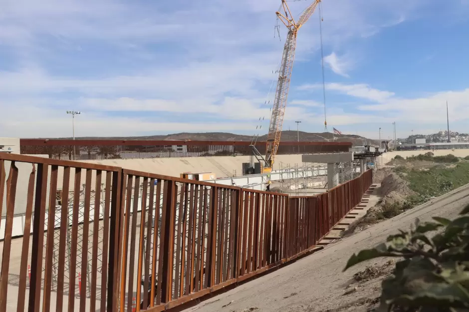 Instalan muro provisional en canalización del Río Tijuana