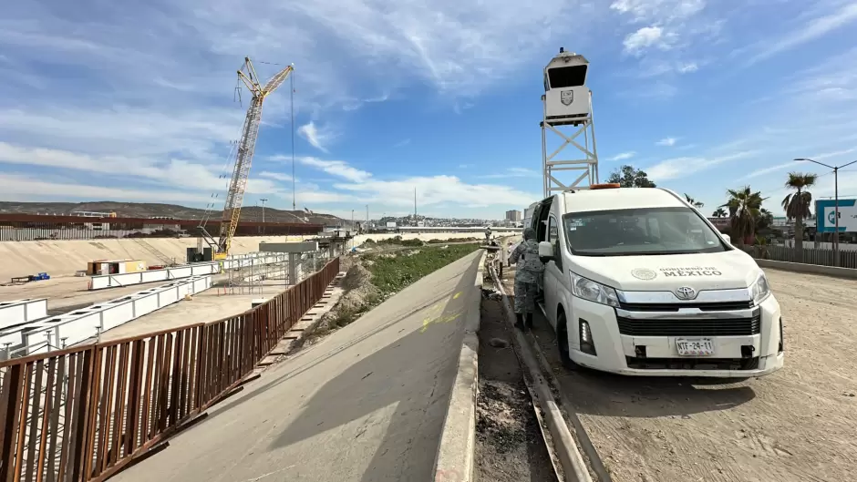 Instalan muro provisional en canalización del Río Tijuana