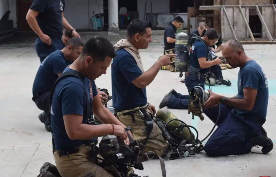 Capacitan a bomberos sobre temas elctricos y de supervivencia