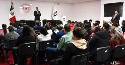 Dialoga Fiscal Regional de Tijuana con estudiantes del instituto de posgrado en 