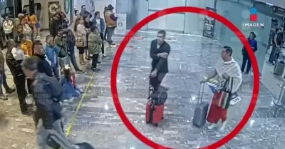 Llegada al aeropuerto de le magistrade y su pareja