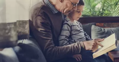 Abuelo cuidando a su nieto