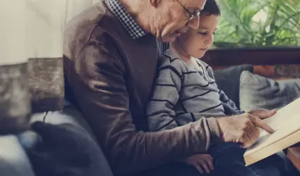 Abuelo cuidando a su nieto