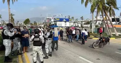 Damnificados realizan bloqueo para protestar por falta de apoyos