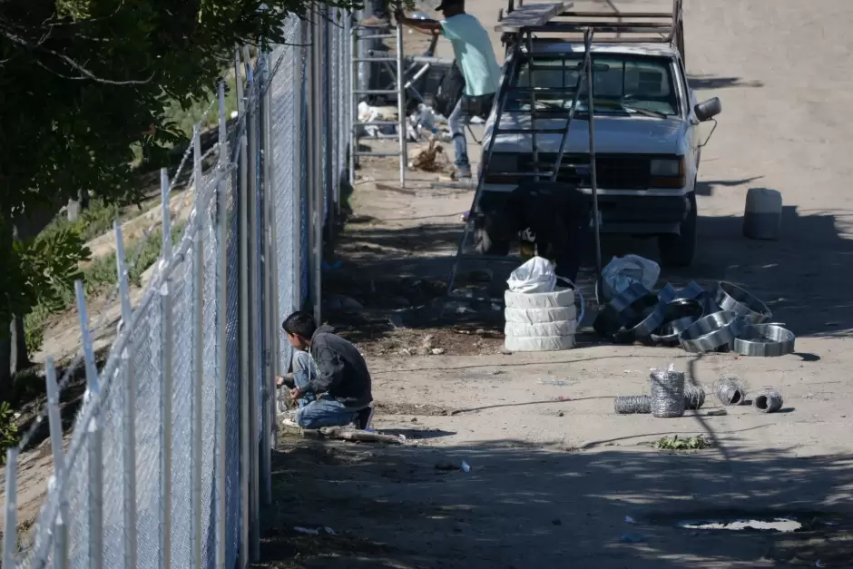 Instalan malla ciclnica en bordo del Ro Tijuana