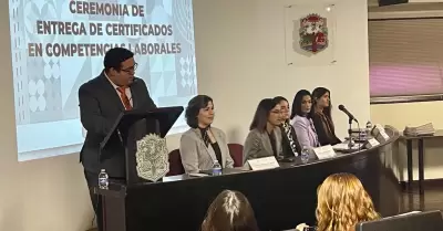 Certifican a personas servidoras pblicas en competencias laborales