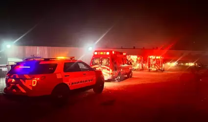 Bomberos Incendio en fbrica de Playas de Rosarito