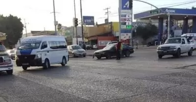 Trfico lento por choque entre taxi de ruta y vehculo particular en bulevar Da