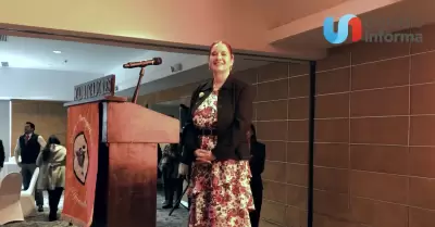 Madrugadores de Tijuana entregan presea como Forjadora del Año a Olivia Graeve