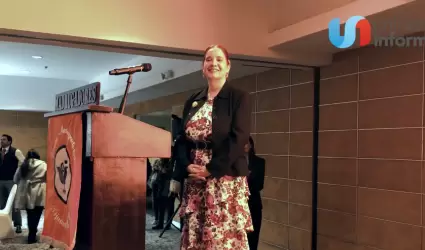 Madrugadores de Tijuana entregan presea como Forjadora del A�o a Olivia Graeve