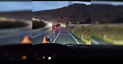 Volcadura de tractocami�n provoca cierre de circulaci�n en autopista Tijuana-Ens