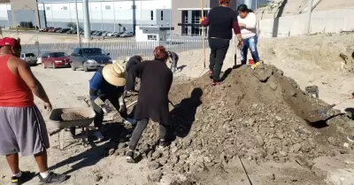 Vecinos de "El Chicote" luchan contra el lodo para salir de su comunidad