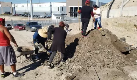 Vecinos de "El Chicote" luchan contra el lodo para salir de su comunidad