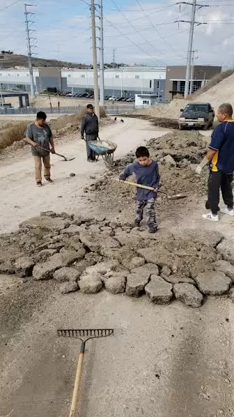 Vecinos de "El Chicote" luchan contra el lodo para salir de su comunidad