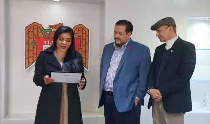 Entrega alcaldesa Monserrat Caballero reconocimiento a Embotelladora del Fuerte