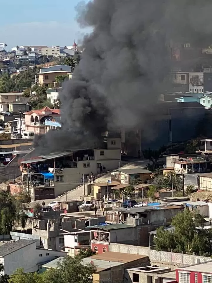 Bomberos rescatan a dos personas atrapadas en el fuego en viviendas en Lomas Taurinas