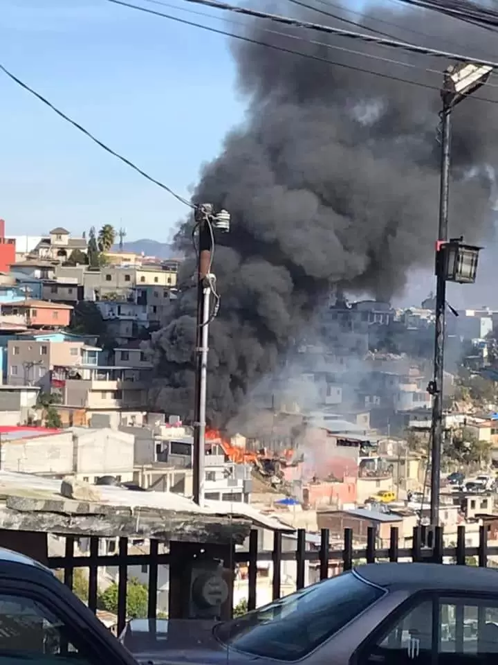 Bomberos rescatan a dos personas atrapadas en el fuego en viviendas en Lomas Taurinas