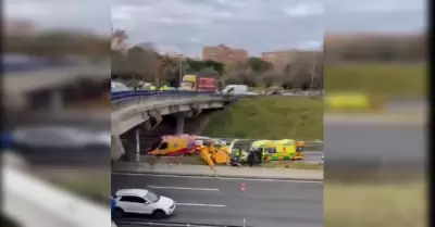 Helicptero cay en plena autopista