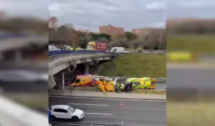 Helicptero cay en plena autopista