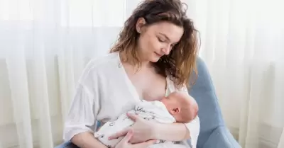 Mujer amamantando.