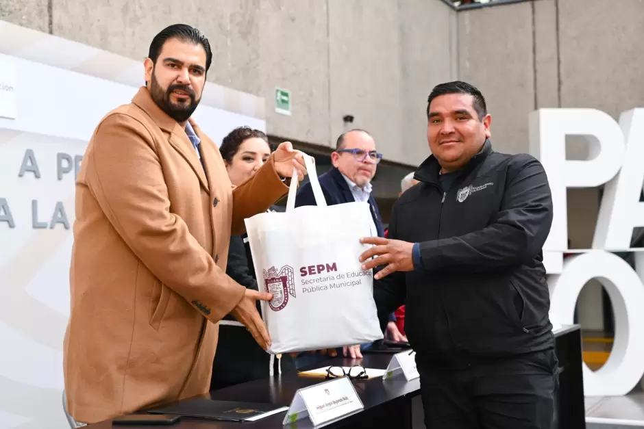 Entrega uniformes a personal de apoyo de la SEPM