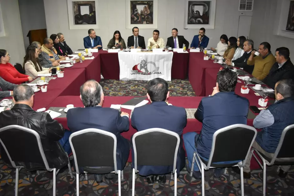 "Democracia Interrumpida" frente a los miembros del grupo "Abogados Unidos por Tijuana"