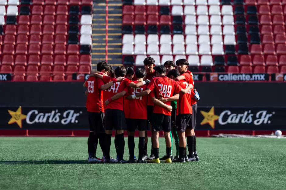 Cachorros golean a Chivas