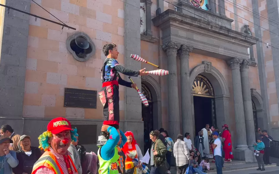 Celebran payasos con una procesin y misa su da