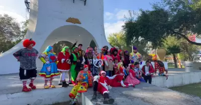 Celebran payasos con una procesin y misa su da