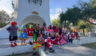 Celebran payasos con una procesin y misa su da