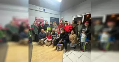 Ciudadanos donan regalos para que polic�as tengan una posada digna