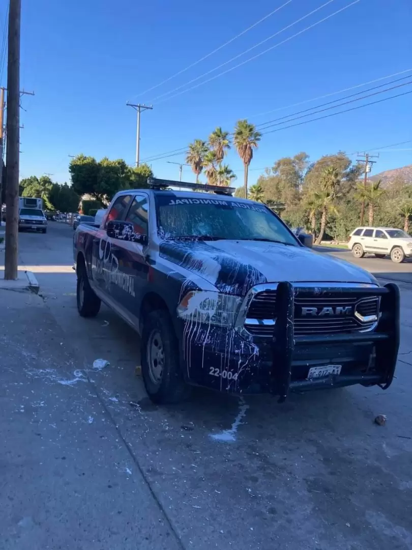 Avientan paal con pintura a una patrulla municipal de Tecate