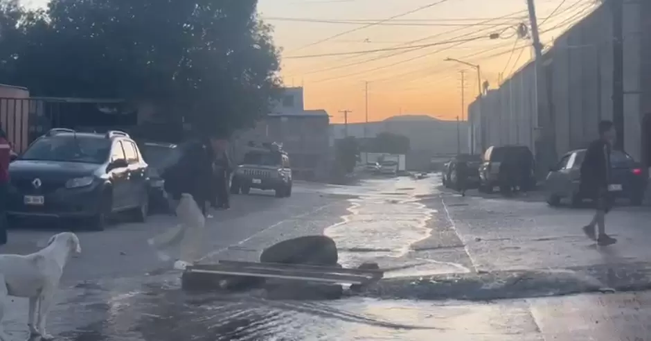 Alumnos de escuelas del Mariano Matamoros deben cruzar todos los das por Arroyo de aguas negras