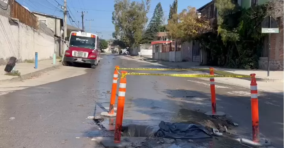 Alumnos de escuelas del Mariano Matamoros deben cruzar todos los das por Arroyo de aguas negras