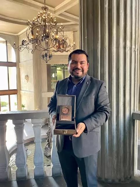 Reconocen a Francisco Ruiz por su trayectoria académica