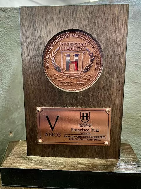 Reconocen a Francisco Ruiz por su trayectoria académica