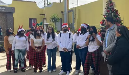 Llevan estudiantes de Conalep Ensenada donativos a personas mayores de casa hoga