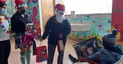 Llevan estudiantes de Conalep Plantel Tijuana II juguetes a ni�as y ni�os con c�