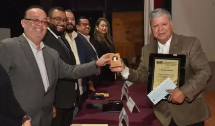 Reconocen a 124 docentes por aos de servicio