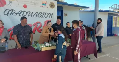 Entregan reconocimientos a estudiantes de primaria en Playas de Rosarito