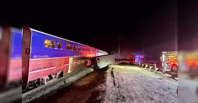 Accidente entre tren Amtrak y camin cierra temporalmente autopista en Californi